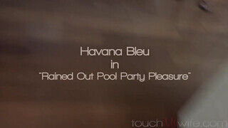 Havana Bleu várja a hatalmas rúdat