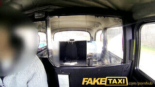 Lucia cumizza a taxis farkát