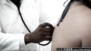 Maddy Oreilly fenekét a doktor keféli