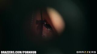 Alena Croft a örömlány világos szőke táncosnő