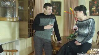 Orosz anyuci a nevelt fiával reszel