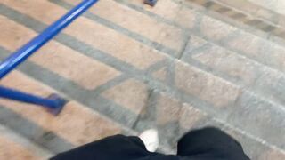 Tini gádzsi pénzért szop az utcán