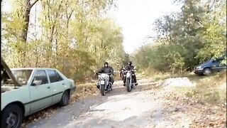 Világos Szőke ribancot szexelnek meg a motoros pasik