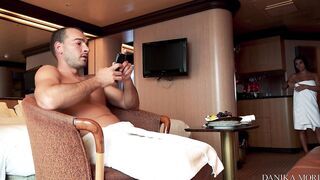 Danika Mori a hotelban kamatyol