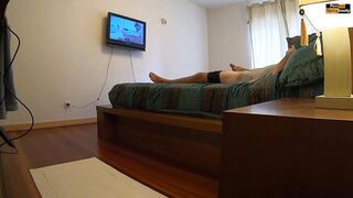 Zsenge barinő veri a faszát a pasijának