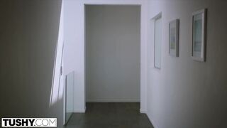 Karla Kush segge befogadja a bájdorongot