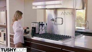 Anya Olsen a tökéletes cafka barinő