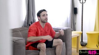 A gyönyörű zsenge csajszika tv nézés helyzett szopna