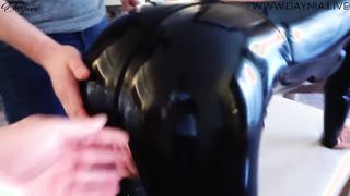 Latex ruhás anyukát fenékbe dugnak
