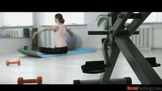 Jogázó zsenge pipit szexel popó lyukba az edő