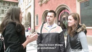 Zsenge lánynak bejön a gigászi kukac