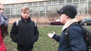 Fiatal gádzsit a haverjai kufircolják meg