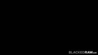 BlackedRaw - Oxana Chic zsenge pipi rábukik a faszra
