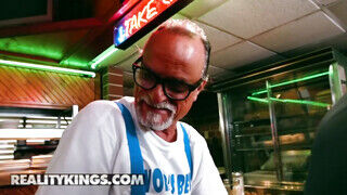 Reality Kings - Sadie Pop a kurva zsenge bige
