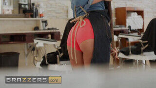 Brazzers - Marilyn Sugar a kurva fodrász