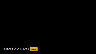 Brazzers - Cherie Deville zsenge pacákkal szexel