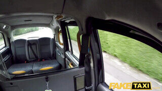 Fake Taxi - Alice Judge ánuszba reszelve a taxiban