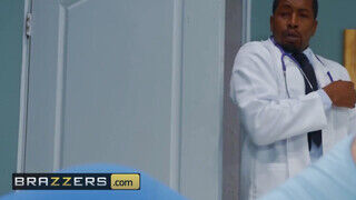 Brazzers - Nina Dee fenekét a doktor kufircolja