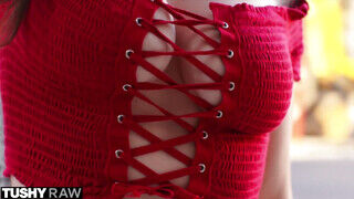 TUSHYRAW - Lily Lou a termetes fenekű fiatal