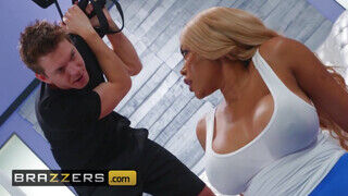 Brazzers - Moriah Mills a hatalmas picsájú csoki bige