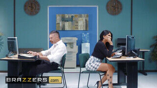 Brazzers - A vadító Romi Rain az irodában szexel
