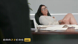Brazzers - A termetes fenekű Ivy Lebelle popó pornója
