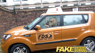 Fake Driving School - Carly Rae Summers a csöcsös szöszi