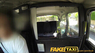 FakeTaxi - házas nőcit csak rábeszéli a sofőr egy dugásra