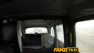 FakeTaxi - tetkós csajszika megkefélve a hátsó ülésen