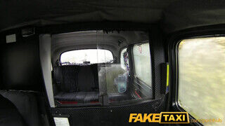 FakeTaxi - sziláriumozott csajzi pinájába élveznek