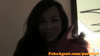 FakeAgent - műcsöcsös csajszika szívesen lovagol