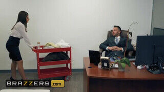 Brazzers - Ella Knox az óriás didkós latin amerikai pipi