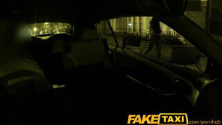 FakeTaxi - Olasz lány a taxiban kufircol