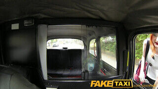 FakeTaxi vonzó vörös nőci extra kannákkal