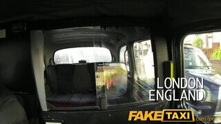FakeTaxi világos szőke kis csajt nem nagyon zavarja az idősebb kuki