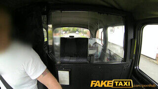 FakeTaxi 26 éves csajszinak nem elég a méretes cerka