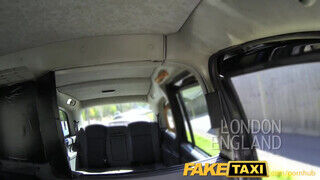 FakeTaxi - kopasz csoki maca óriási valaga bekúrva