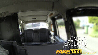 FakeTaxi nyald ki a muffocskám és megmutatom a csöcsömet