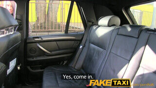 FakeTaxi bombázó bige csattogó csöcsökkel