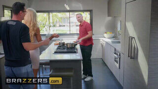 Brazzers - Courtney Taylor a férje haverjával kupakol