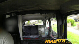 FakeTaxi vörös hajú gádzsi idősebb faszra bukik