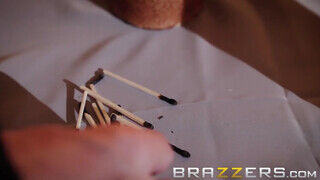 Brazzers - Sammie beizgul a tűzoltóra