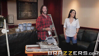 Brazzers - Angela White popsiját a melós bassza