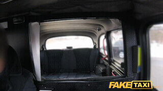 Fake Taxi gigantikus pinájú szuka zokniban kúr