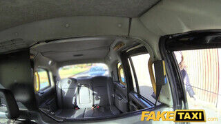 FakeTaxi Valentina Bianco herégi dugva segg lyukba