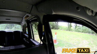 FakeTaxi még a sofőr ánuszát is kinyalja a gádzsi