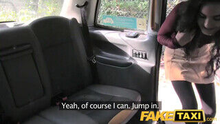 FakeTaxi - ártatlan kicsike tinédzser csajszi vastag kárót szop