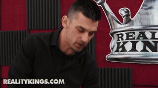 Reality Kings - a rádiós csajszika kipróbálja egy négerrel