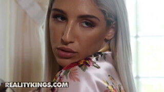 Reality Kings - Abella Danger fürdés után megkettyintve
