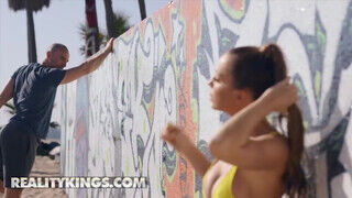 Reality Kings - Abigail Mac a csodás testű milf